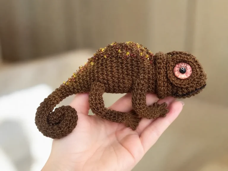 Learn how to make this detailed yarn lizard with our chameleon amigurumi free pattern tutorial available on AmiLoops.com.